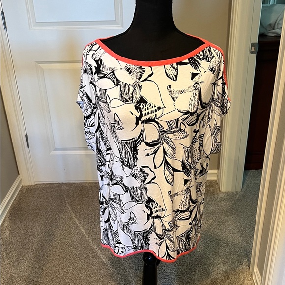 The Unbranded Brand Tops - Women's Black and White Leaf Print Short Sleeve Top